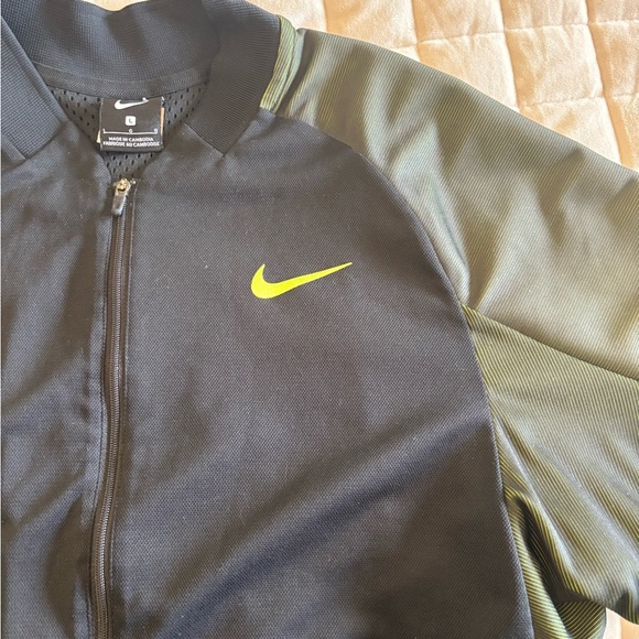 Nike Modern Black and Green Bomber Jacket - Picture 7 of 7
